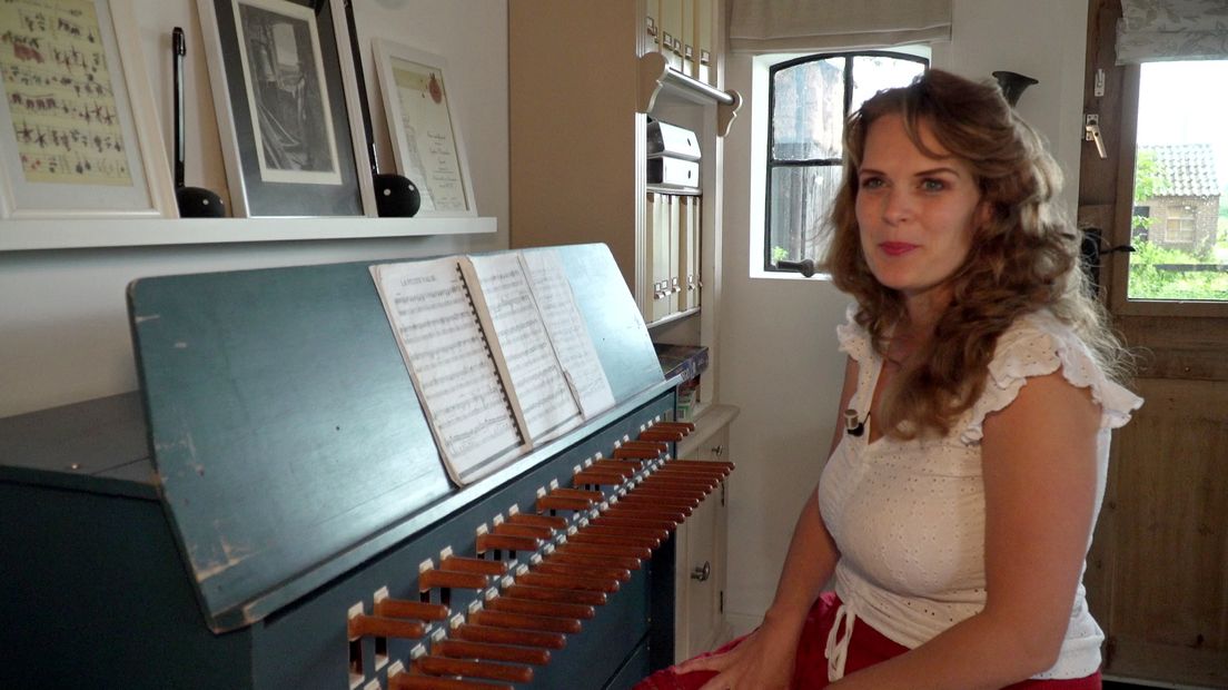 Lydia achter de beiaard