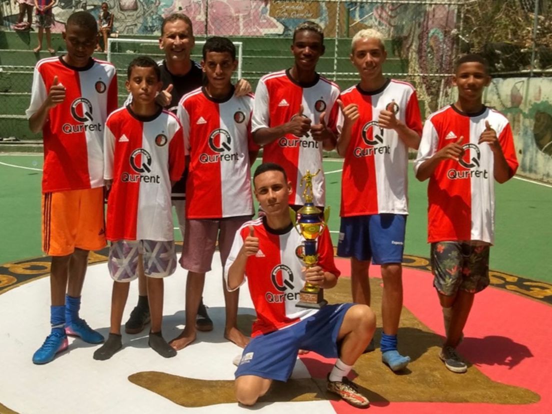 Robert Smits met spelers van sportclub Feyenoord in Rio
