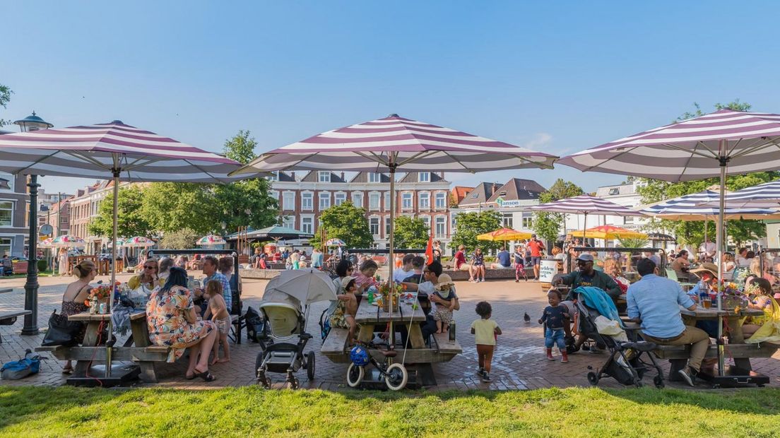 De picknicktafels van Van Kinsbergen op het Prins Hendrikplein