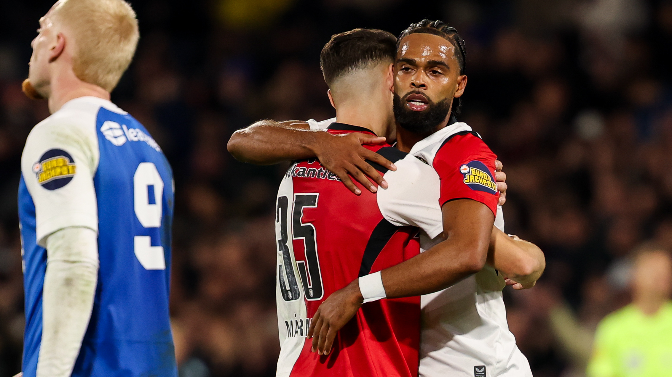 Mika Marmol en Jeremiah St. Juste vieren de winst van Feyenoord op AZ
