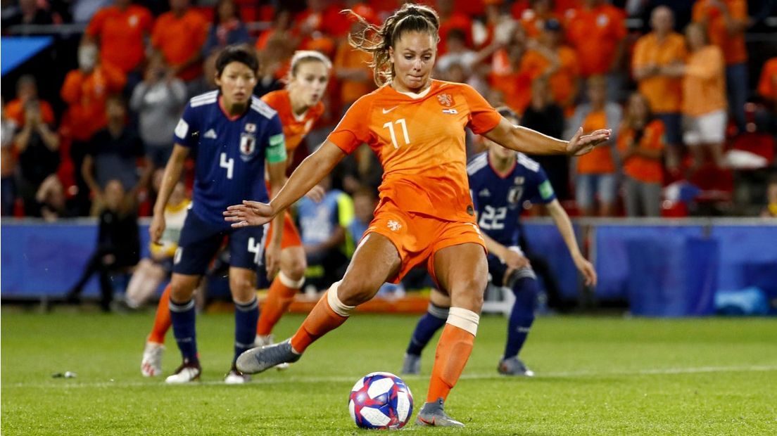 Lieke Martens benutte de penalty tegen Japan I