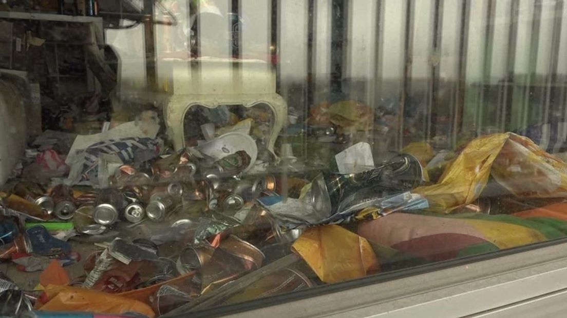 Een schoonmaakbedrijf haalt vandaag de 'stankwoning' aan de Aalscholversingel in Velp leeg. De man die er woonde, lag dagenlang dood in de woning. In zijn huis staan onder andere bierblikken en vuilniszakken.