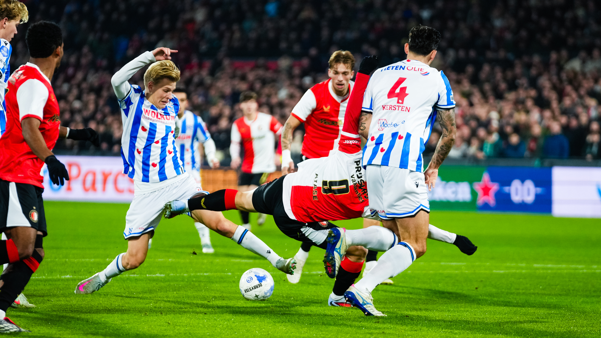 Ueda vecht om tot een schot te komen