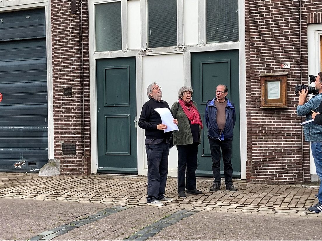 Maarten van Rossem doceert zijn broer en zus over de Schiedamse Molens