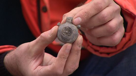 Archeologen zoeken de grond in de bouwput naast de Markthal af