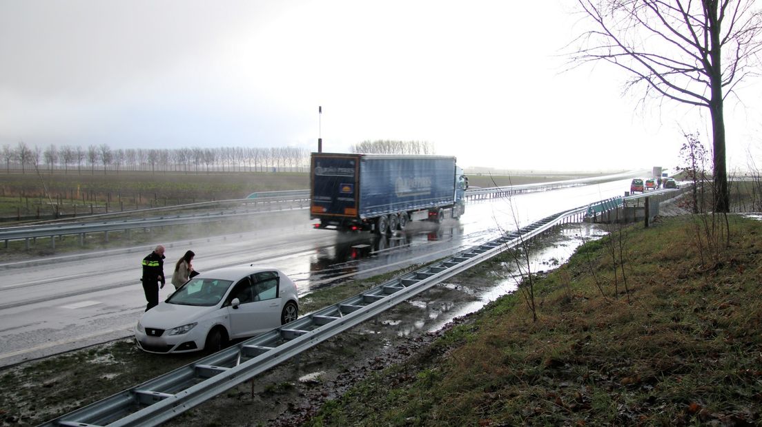 Een van de auto's belandde in omgekeerde richting in de berm.