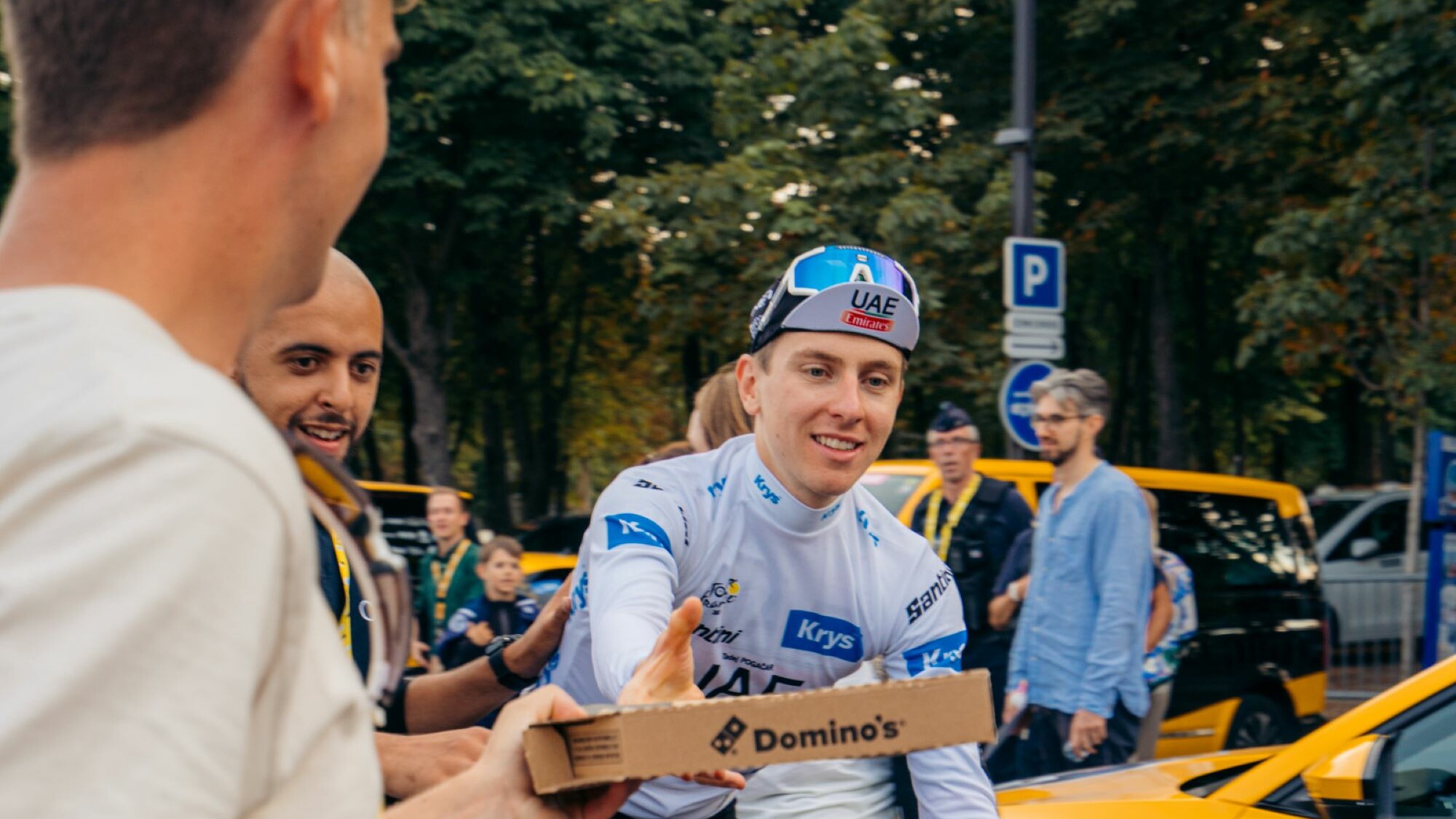 Josse Wester jout in pizza oan twafâldich Tourwinner Tadej Pogačar