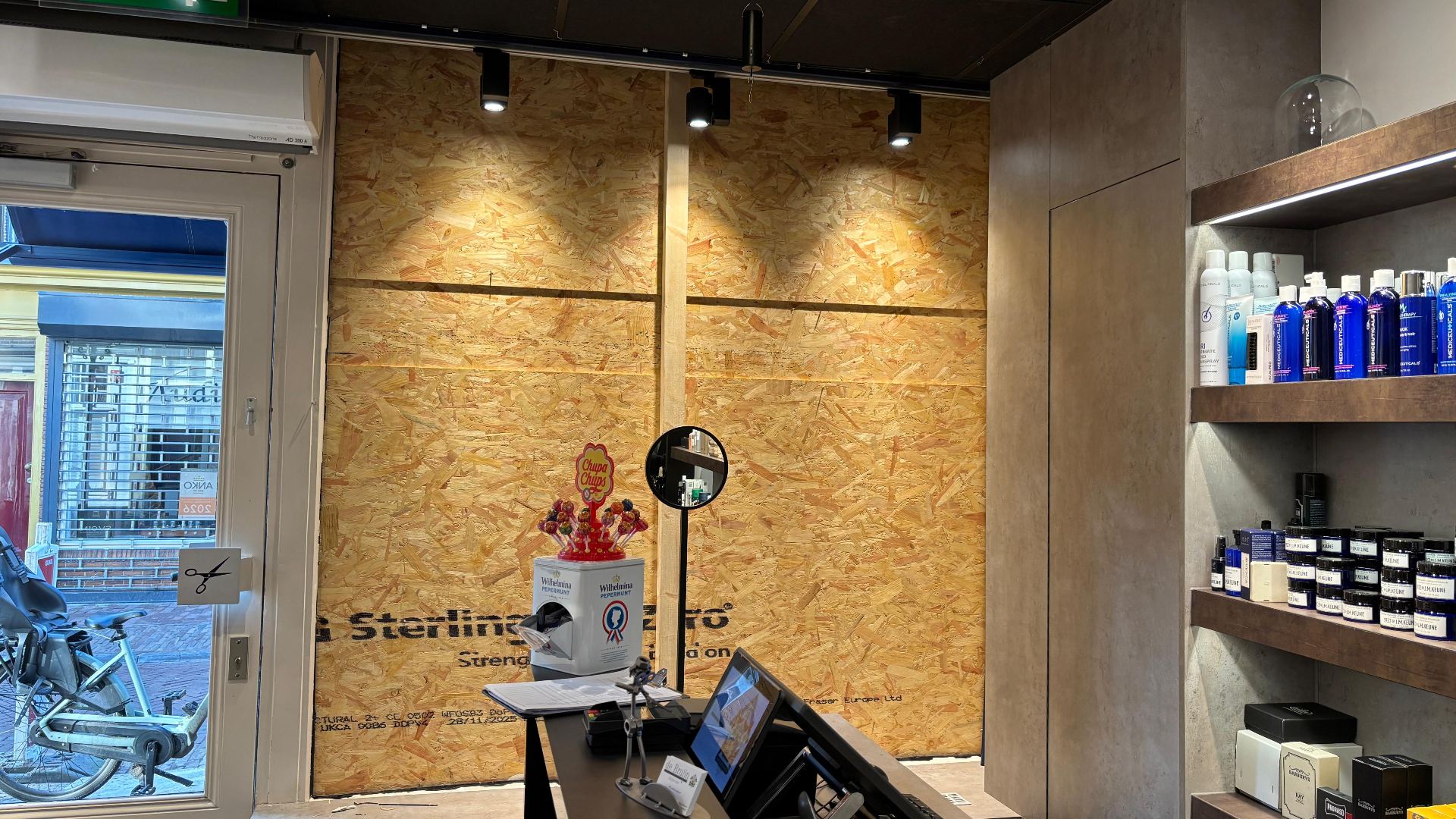 Kapper Michael hoorde de hardste klap ooit: 'Het glas werd naar buiten gezogen'