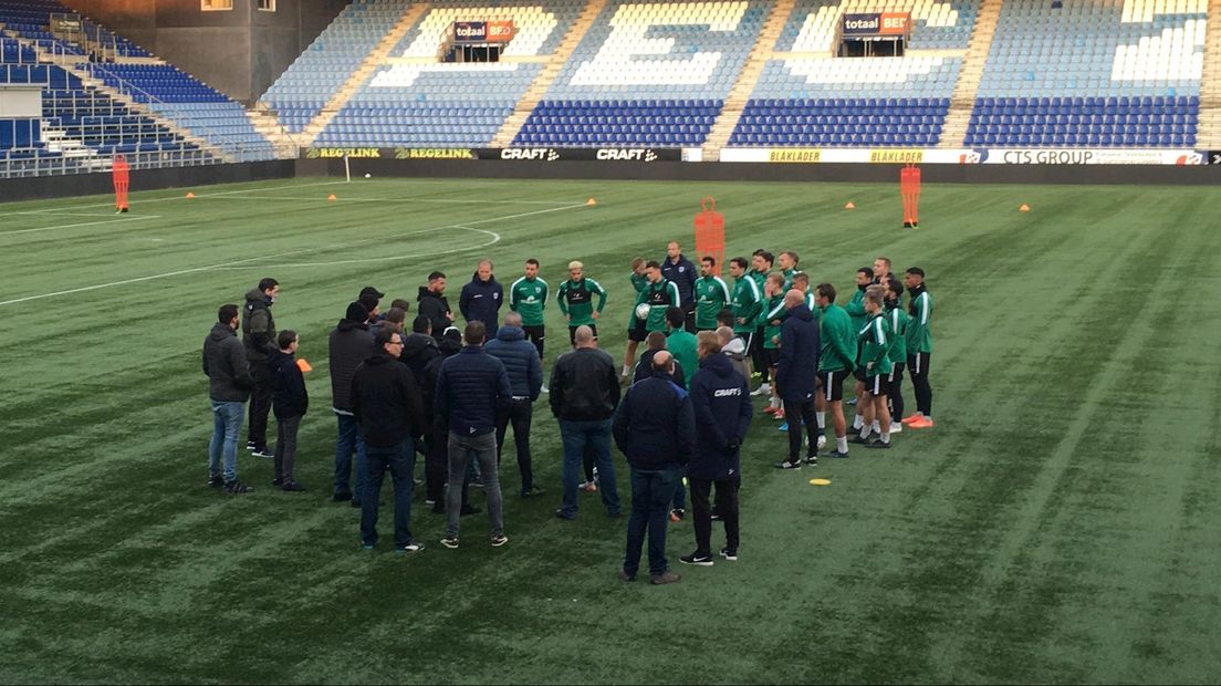 Supporters van PEC Zwolle spreken de selectie toe tijdens de training