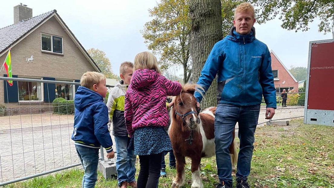 Jong en oud vermaakt zich bij de paardenmarkt