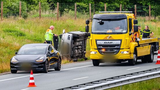 Auto op zijn kant langs N18 bij Haaksbergen na aanrijding. Auto op zijn kant langs N18 bij Haaksbergen na aanrijding.