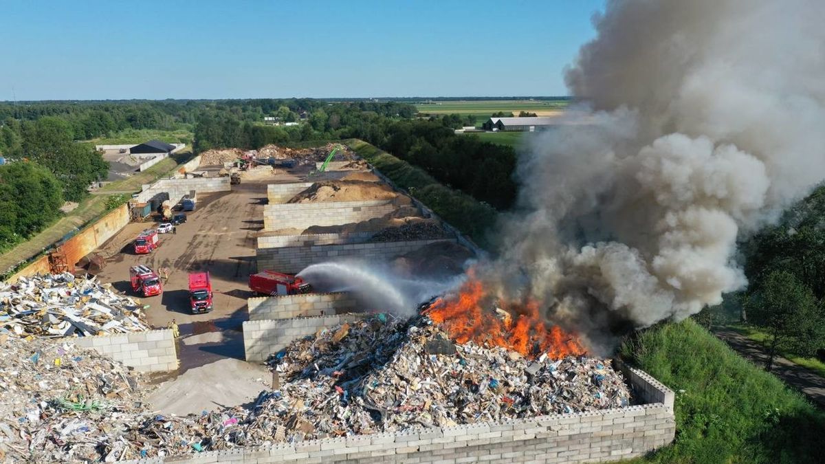 Grote brand in afvalbult bij Nieuw-Dordrecht: 'Blussen duurt nog lange tijd'