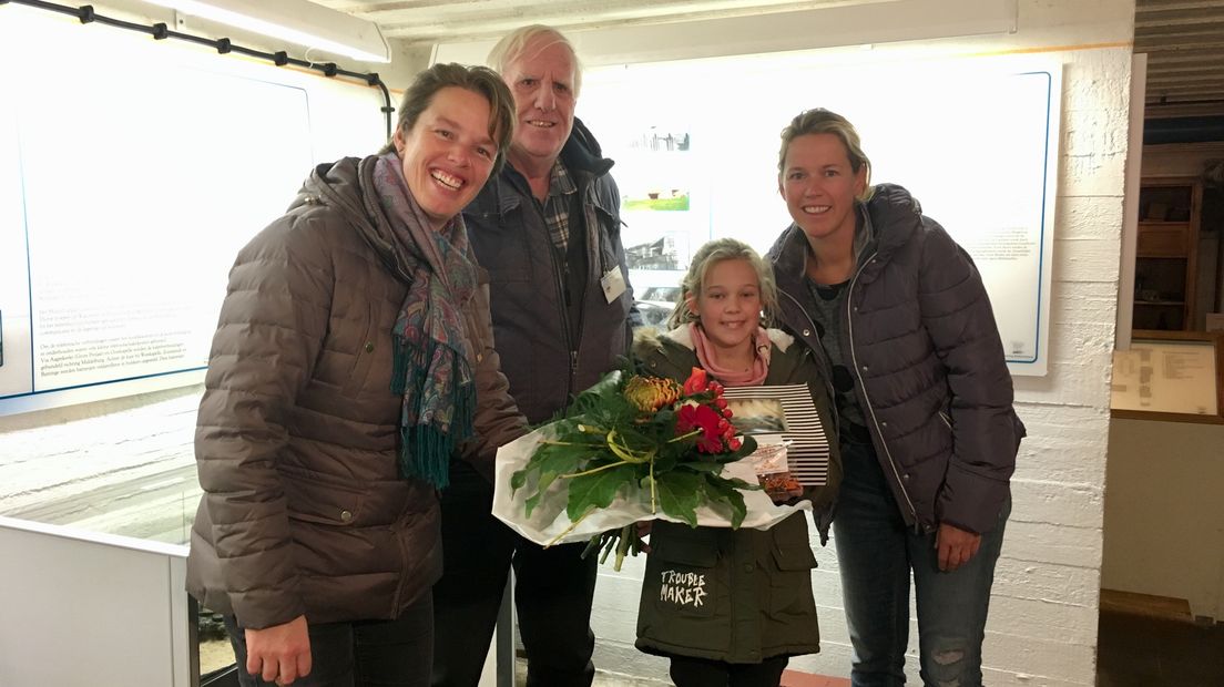 De familie Geldof uit Koudekerke was dit jaar de 10.000ste bezoeker van het bunkermuseum in Zoutelande