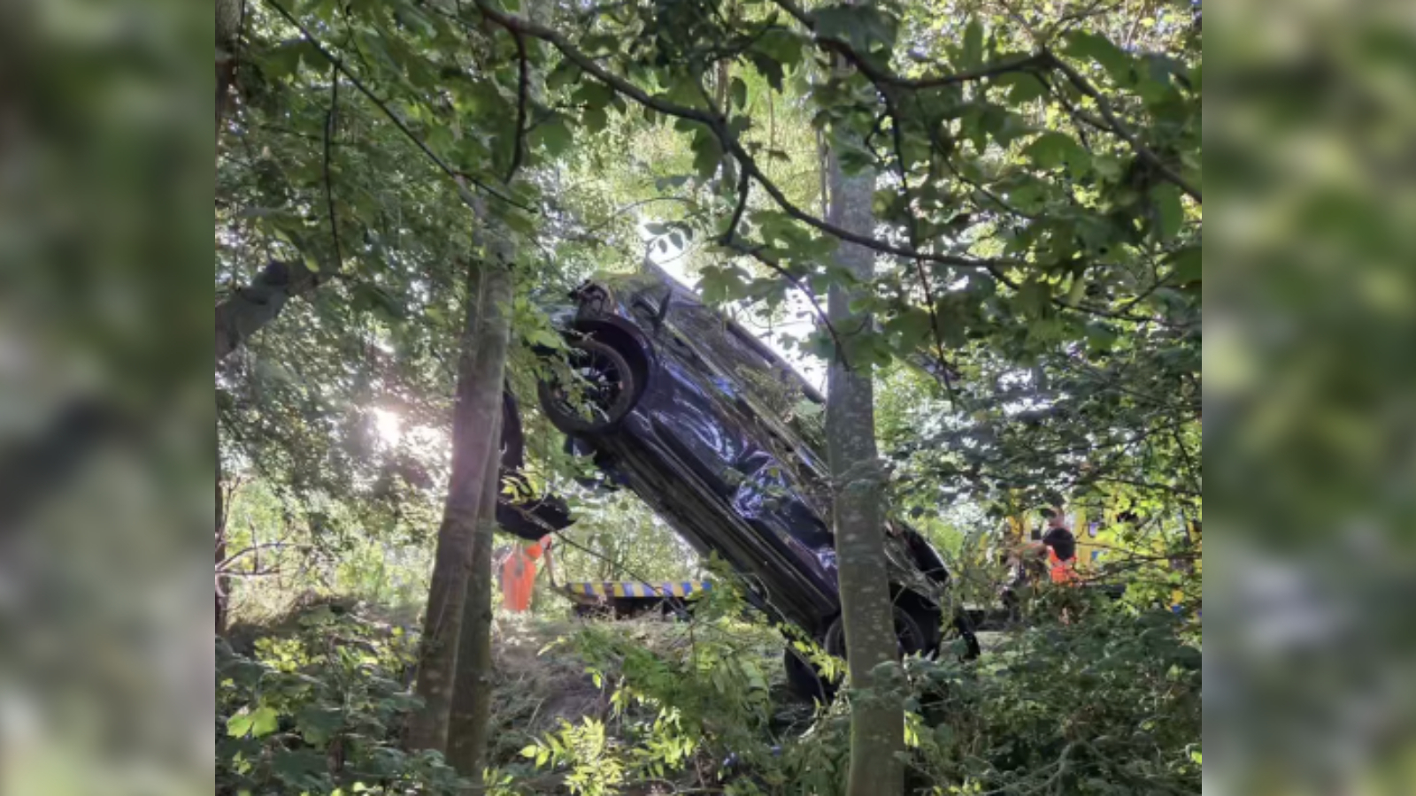 De auto werd gelanceerd en kwam in een boom terecht.