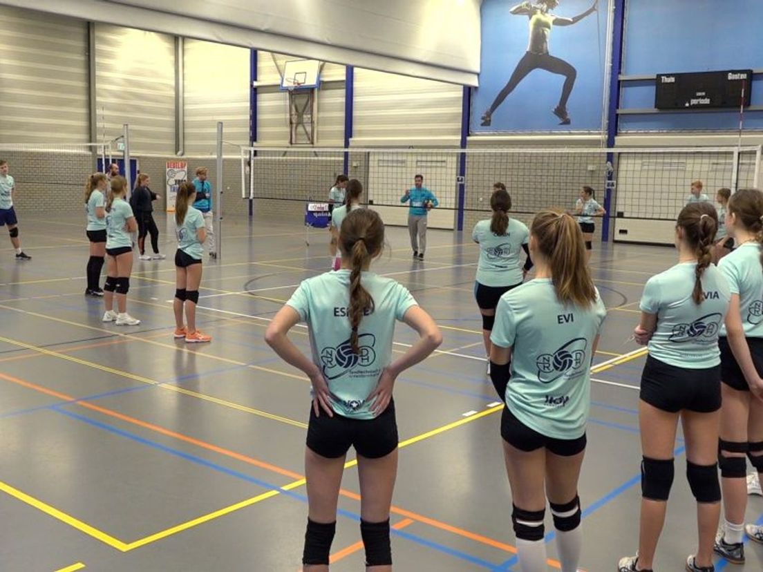 Deelnemers aan een van de trainingen van de volleybalschool