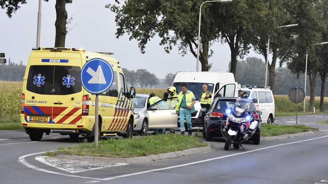 Vrouw naar het ziekenhuis na botsing