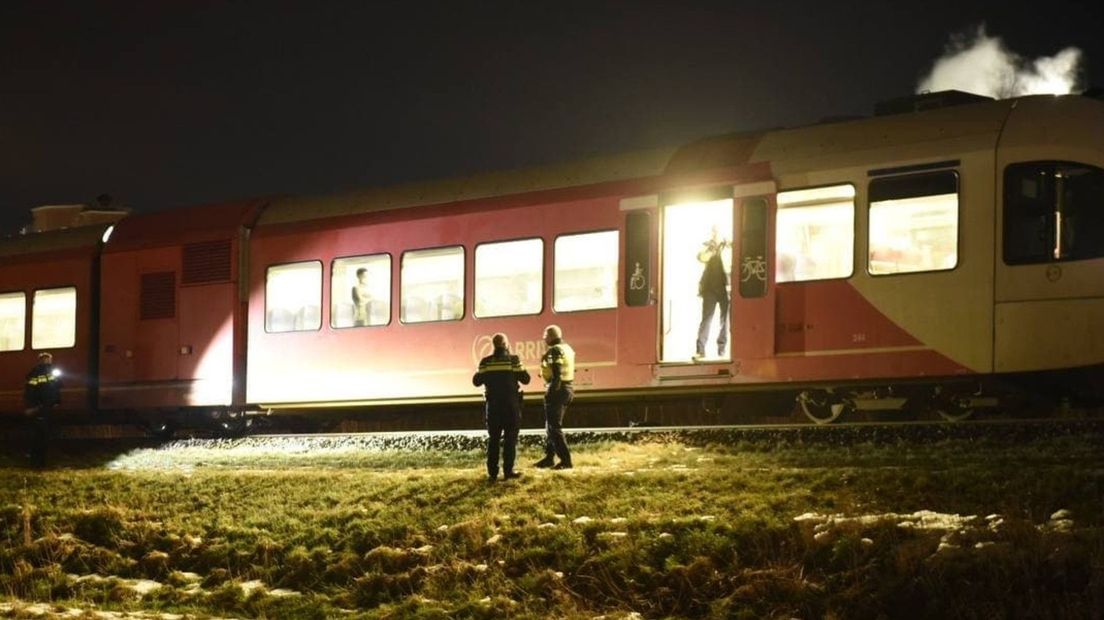 De politie heeft een Arriva-trein staande gehouden