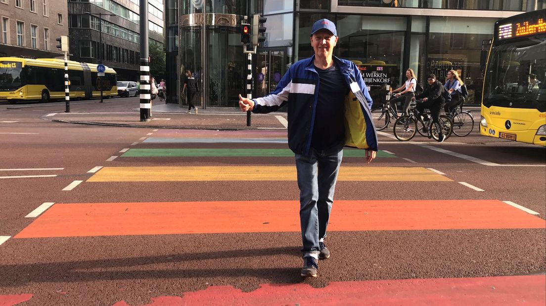 Kees van den Berg, voormalig beleidsadviseur van de gemeente, op het regenboogzebrapad