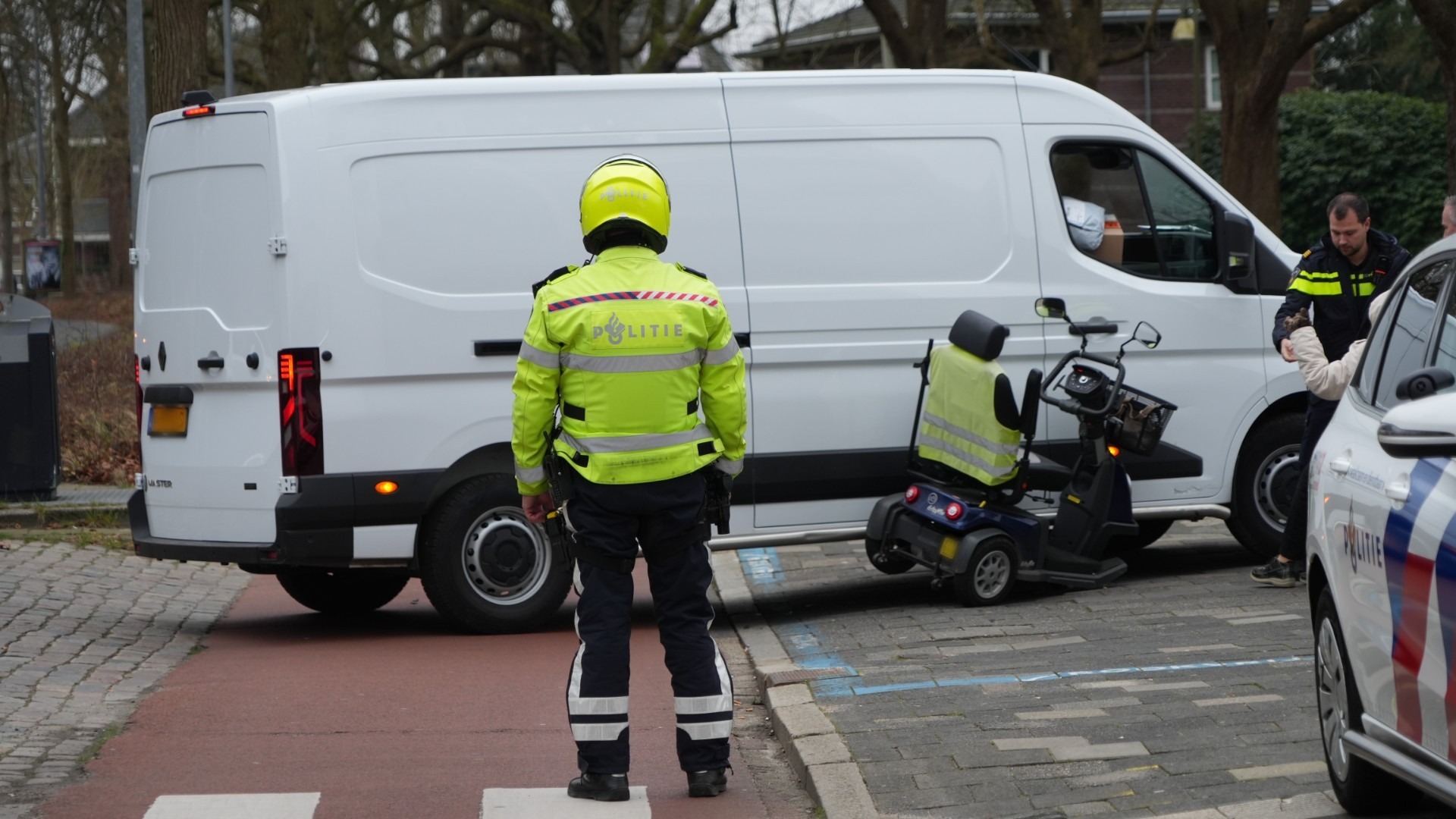 Aanrijding tussen bestelbus en scootmobiel in Stad • Huisvuil in brand bij woning in Appingedam.