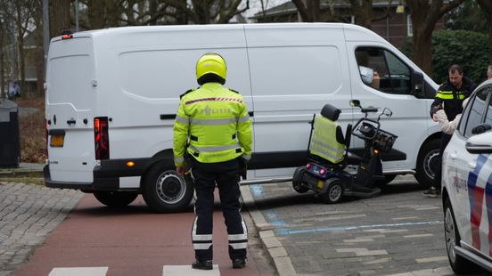 Aanrijding tussen bestelbus en scootmobiel in Stad • Huisvuil in brand bij woning in Appingedam. Aanrijding tussen bestelbus en scootmobiel in Stad • Huisvuil in brand bij woning in Appingedam.
