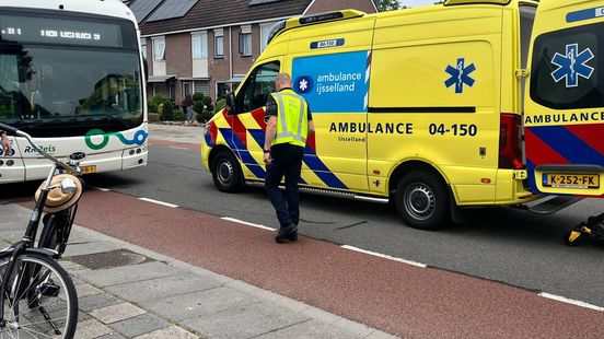 Fietser gewond bij botsing met bus in Hardenberg. Fietser gewond bij botsing met bus in Hardenberg.