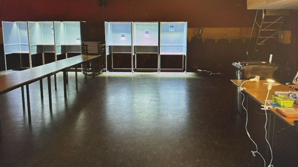 Stembureau in donker omdat stroom is afgesloten