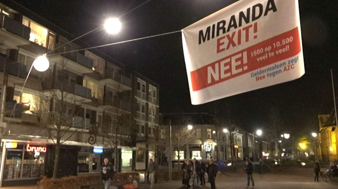 Actievoerders hebben maandagavond in Geldermalsen meer dan 50 spandoeken opgehangen tegen de mogelijke komst van een azc. De spandoeken hangen door de hele gemeente.