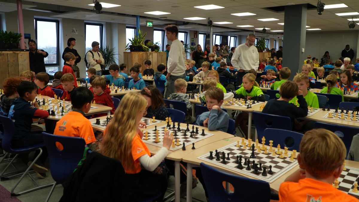 Spanning en sensatie: basisschoolkinderen schaken voor de winst in Zwolle