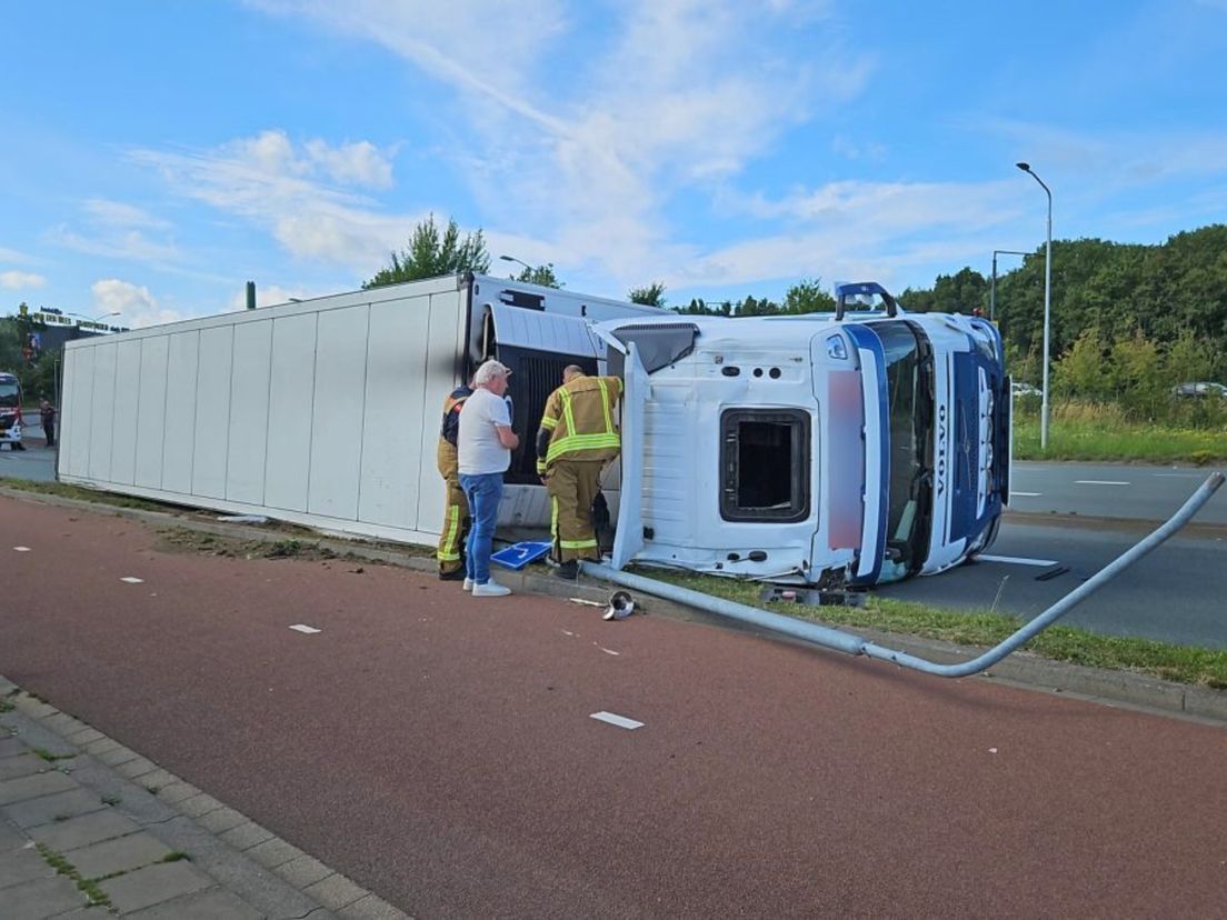 Vrachtwagen gekanteld op Mijlweg in Dordrecht.