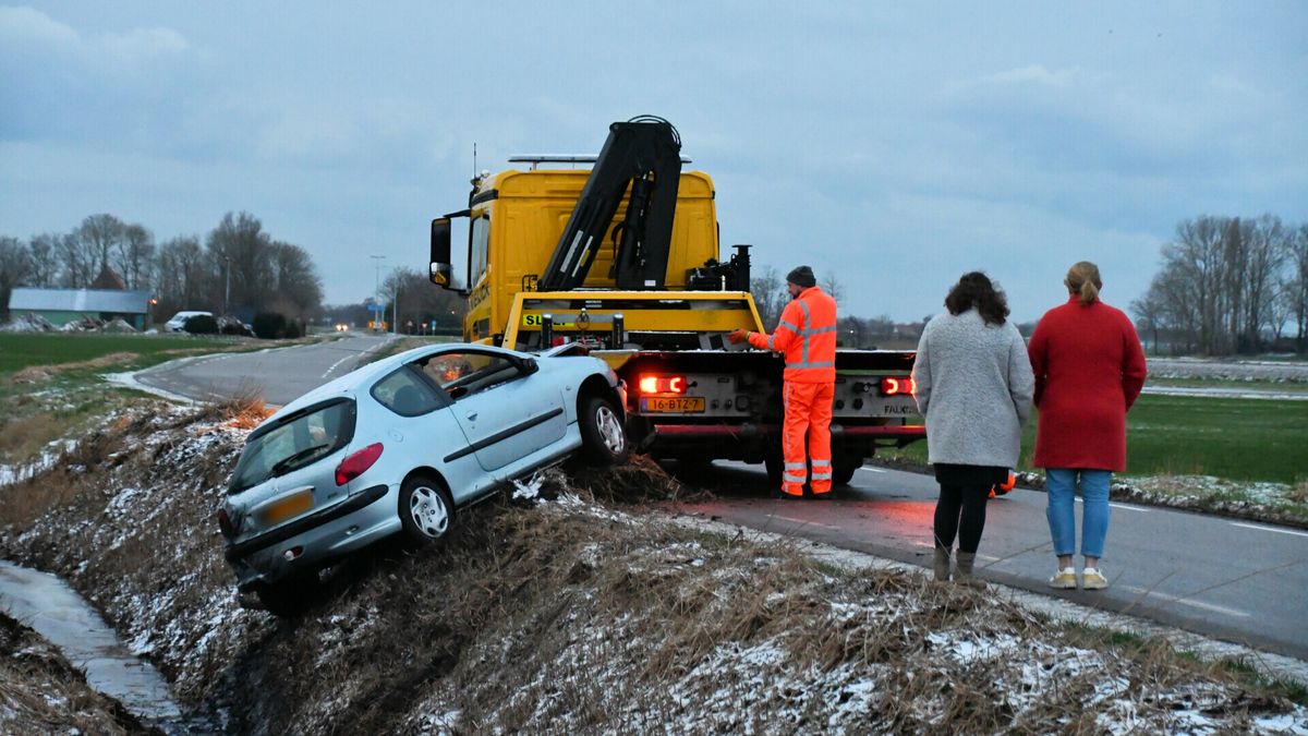 Auto belandt in sloot bij Poortvliet
