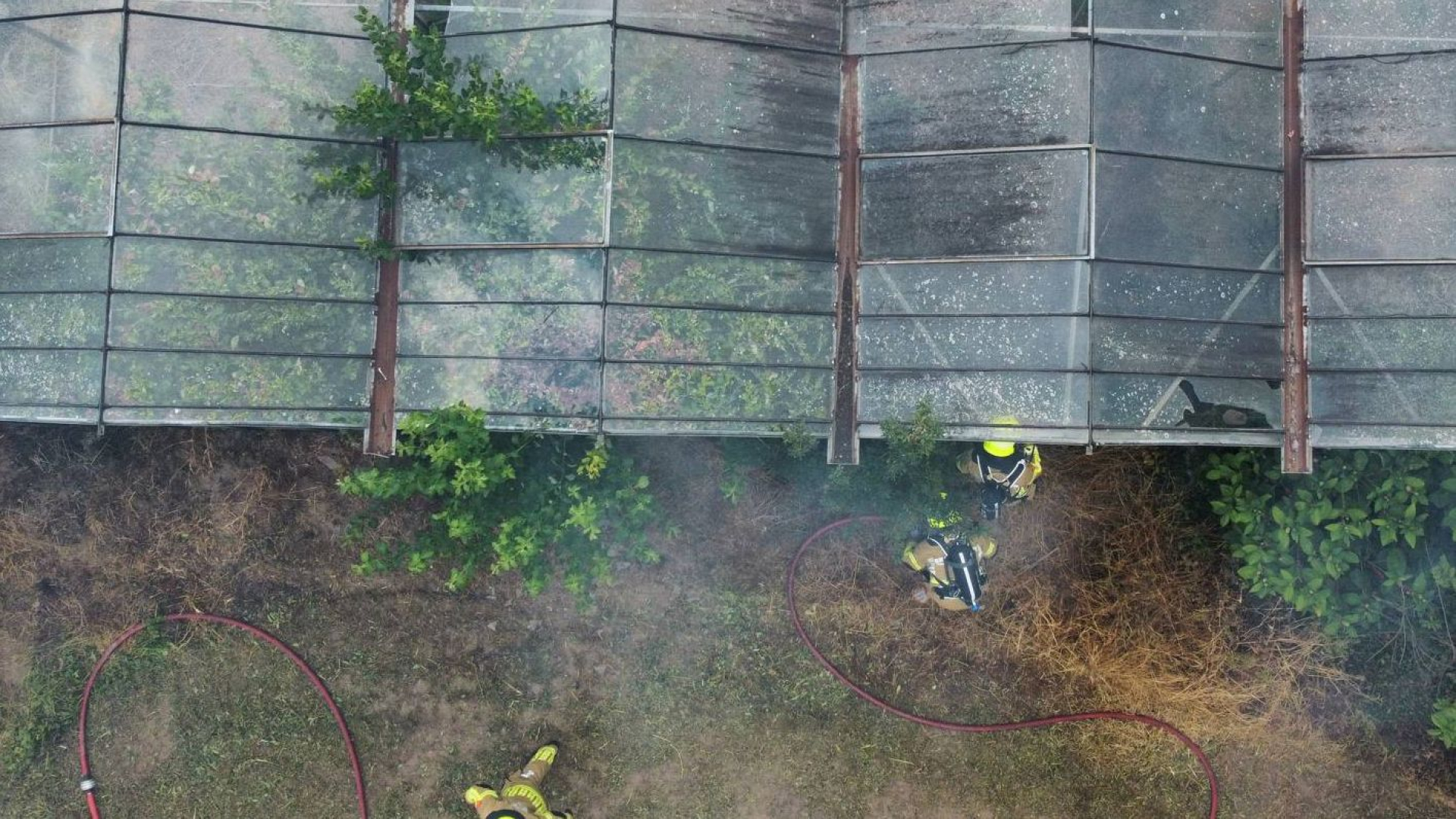 Forse rookontwikkeling bij brand in verlaten kas