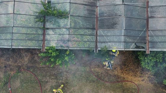 Forse rookontwikkeling bij brand in verlaten kas