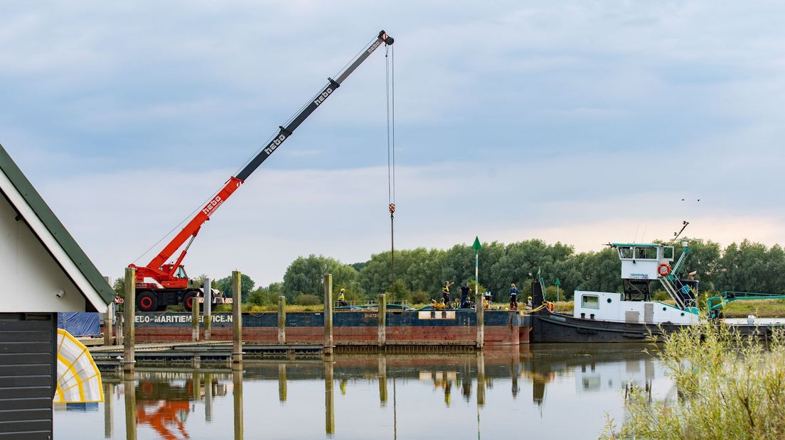 De bergingswerkzaamheden vanmiddag in Wijhe bij de IJssel