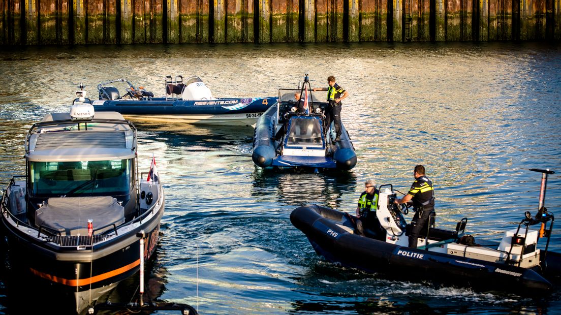 Hulpdiensten slepen een rubberboot weg (Rechten: ANP / Bart Maat)