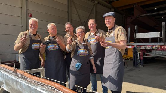 Frikandel net zo groot als binnenvaartschip gebakken in Maasbracht Home