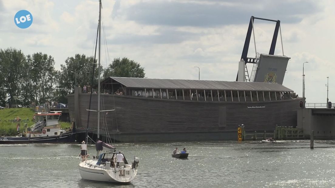 Maar liefst 70 meter lang is de ark die zaterdagmiddag is aangemeerd in Elburg. De zogenoemde Verhalenark is het eerste drijvende bijbelmuseum ter wereld en ligt de komende vier weken aan de Havenkade.