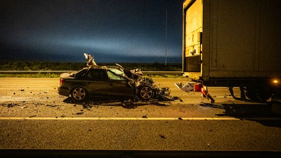 Automobilist overleden na botsing met vrachtwagen op snelweg. Automobilist overleden na botsing met vrachtwagen op snelweg.