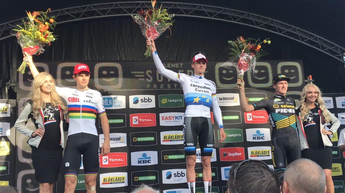 Van der Poel verslaat in Gieten wereldkampioen Wout van Aert en Toon Aerts (Rechten: Karin Mulder/RTV Drenthe)