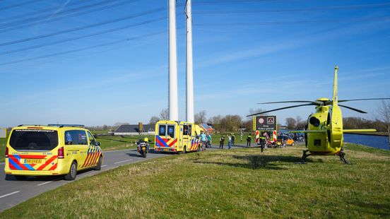 Motorrijder gewond na botsing met pijlwagen bij Aduard. Motorrijder gewond na botsing met pijlwagen bij Aduard.