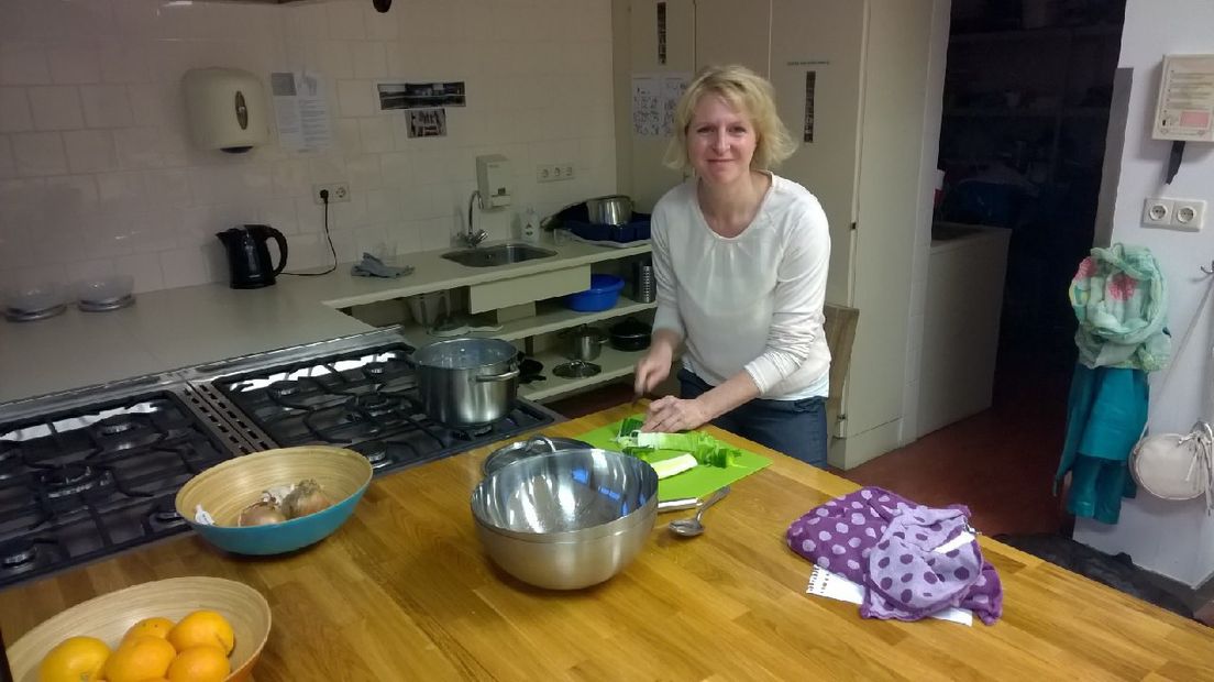 Ellen Weijers bereidt de lunch voor (Rechten: RTV Drenthe/Frits Emmelkamp)