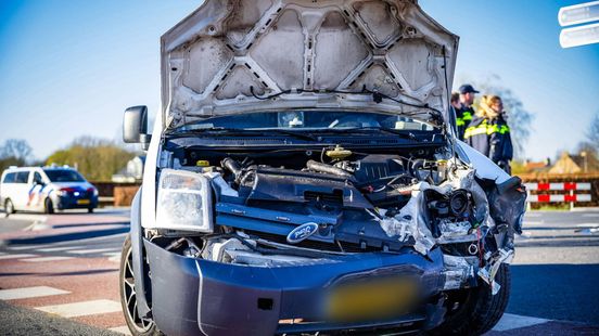 Aanrijding met 4 autos • Frontale botsing. Aanrijding met 4 autos • Frontale botsing.