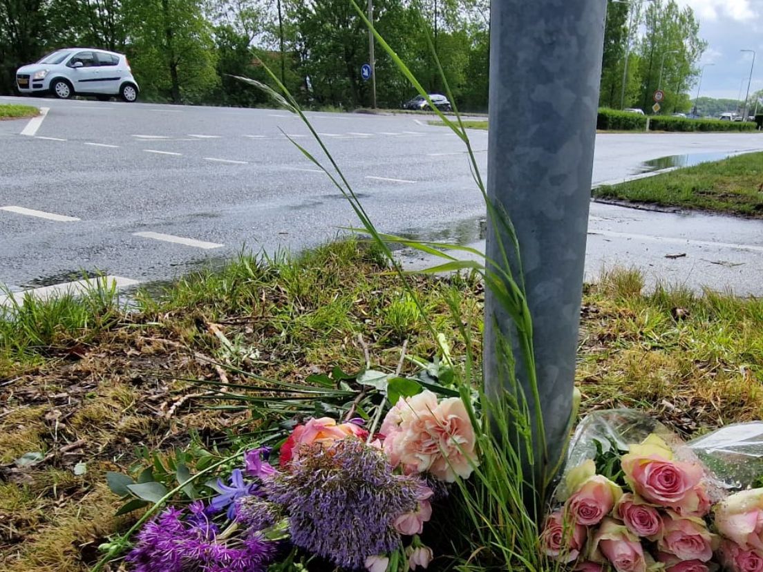 Bloemen bij de oversteekplaats waar dinsdag een vrouw verongelukte.