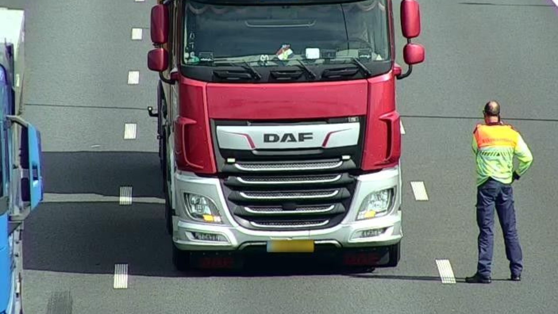 Een vrachtwagen met pech strandde op de weg.