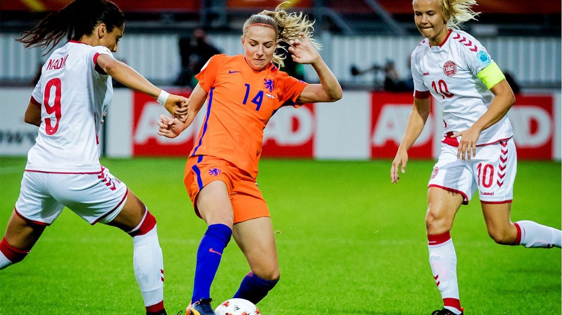 Jackie Groenen tijdens Nederland - Denemarken op het EK.