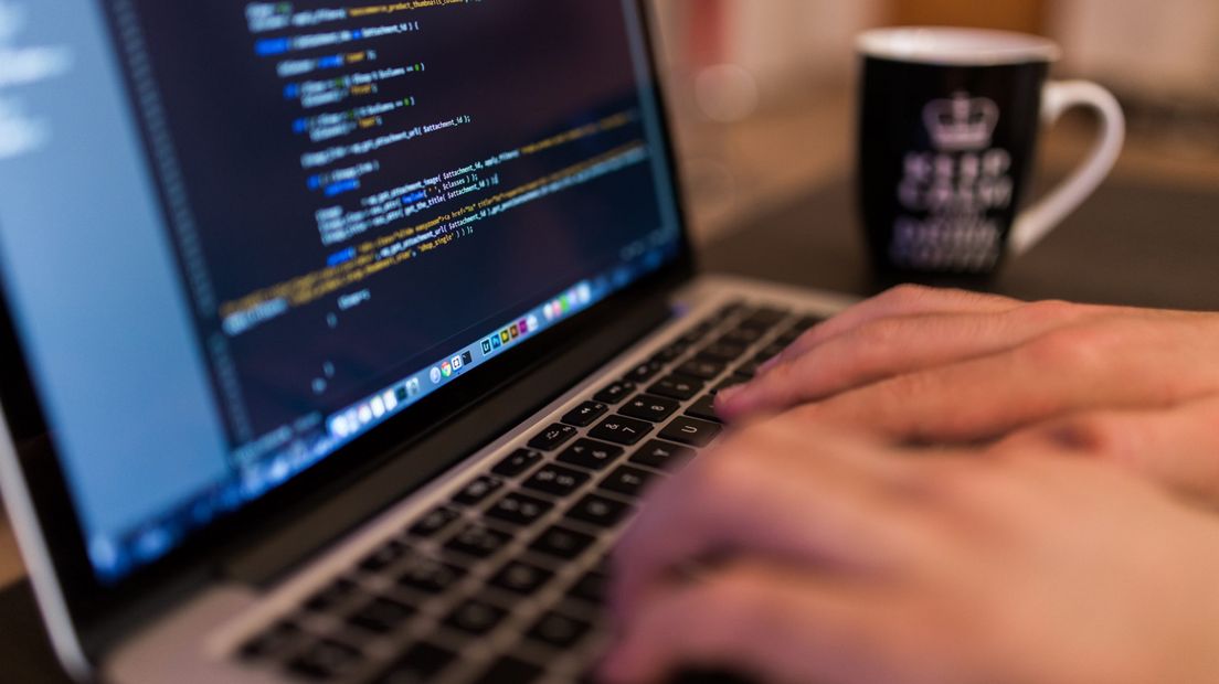 laptop-computer-writing-work-hand-technology-7742-pxhere.com (1)