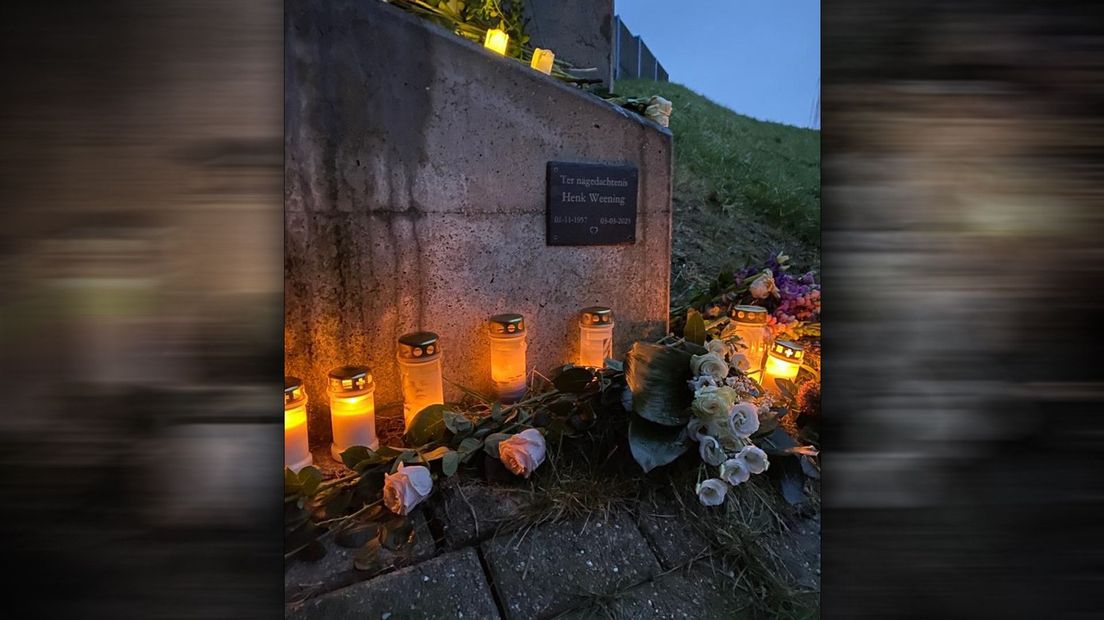 Bloemen en kaarsjes voor de overleden Henk