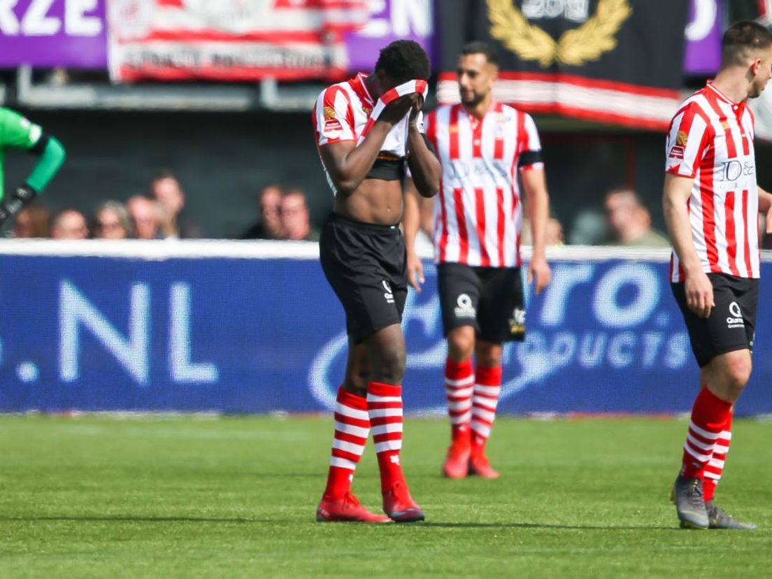 Sparta-spelers druipen teleurgesteld af na een nieuwe treffer van TOP Oss. (VK Sportphoto - Mischa Keemink)