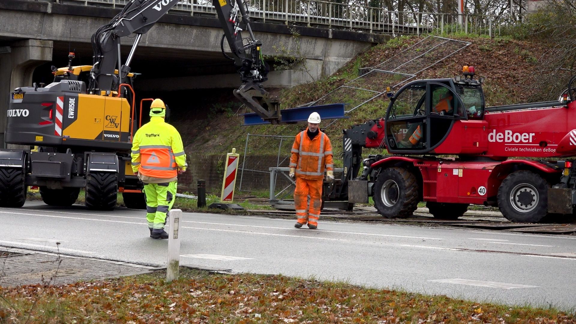 De ondersteuningsconstructie onder het viaduct in Groenlo wordt weggehaald