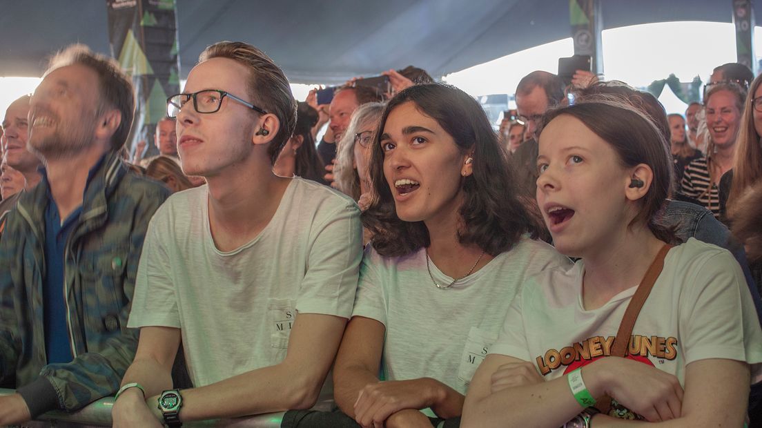 Het grootste gratis festival van Nederland is Appelpop. De sfeer zit er vrijdagavond goed in met optredens van Maan, Navarone, Racoon en Danny Vera. Maar er klinkt ook gemor onder rolstoelers. Bekijk hier de foto's van de openingsavond.