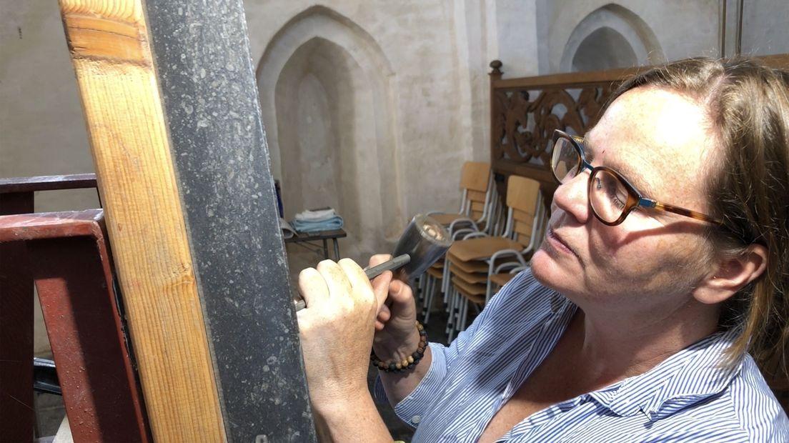 In Eenrum werkt Anjet van Linge, waar ze Kyrie Eleison in een zwarte steen beitelt.